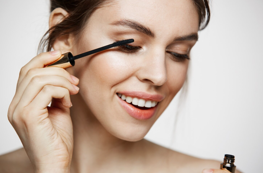 How to Apply Mascara for Fuller, Separated Lashes