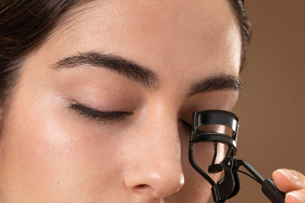 How to Curl Eyelashes for a Wide-Awake Eye