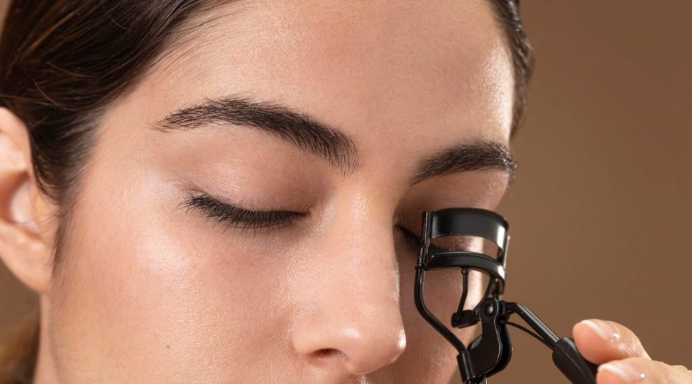 How to Curl Eyelashes for a Wide-Awake Eye