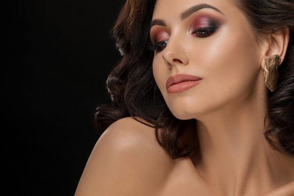 Flattering Makeup Tips for Hooded Eyes That Open Up the Eye