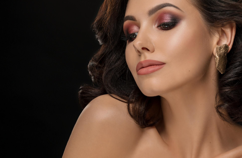 Flattering Makeup Tips for Hooded Eyes That Open Up the Eye