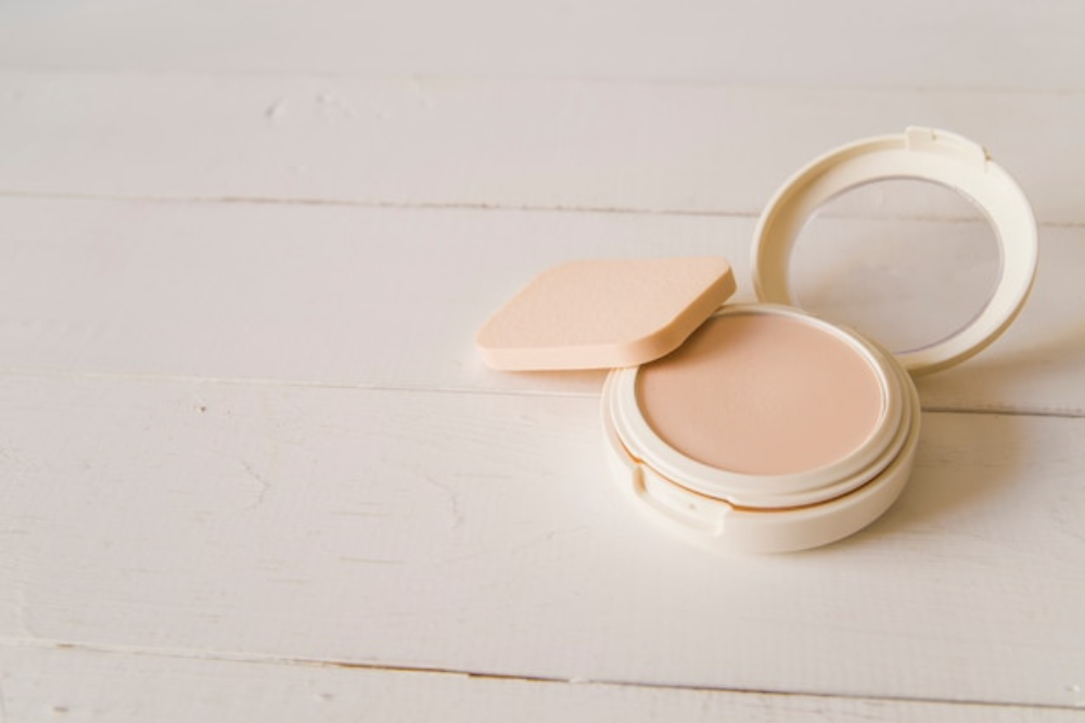 Compact Foundation: On-the-Go Solutions for Touch-Ups and Travel
