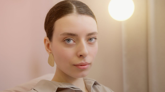 Dewy Finish Foundation: How to Layer for Glow Without Emphasizing Pores