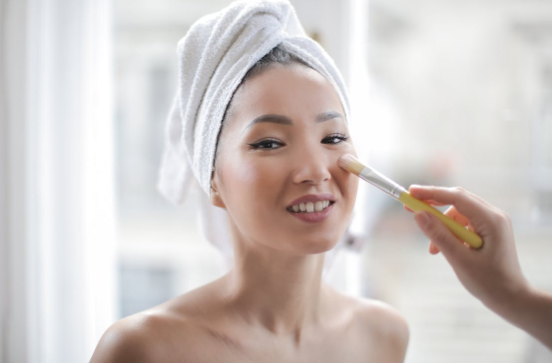 Full Coverage Liquid Foundation: How to Achieve High Coverage Without Masking Your Features