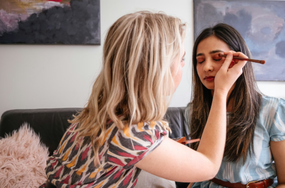 Skin Friendly Makeup: What to Look for in Gentle, Non-Irritating Formulas